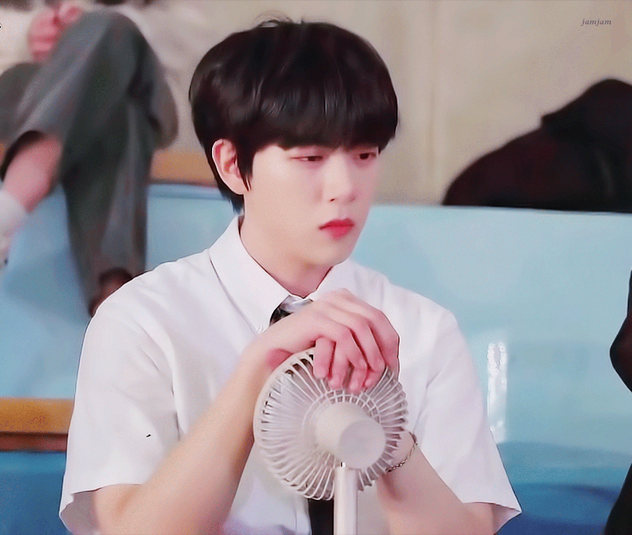 [잡담] 모니터링할때 눈 가늘게 뜨는거 좋아하는 사람.. | 인스티즈