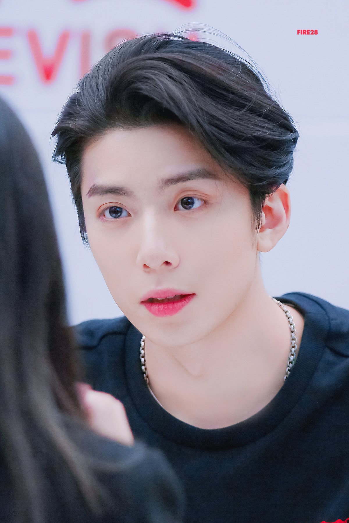 [잡담] 아니 헤어라인까지 이렇게 이쁜거 반칙 아니야?? | 인스티즈