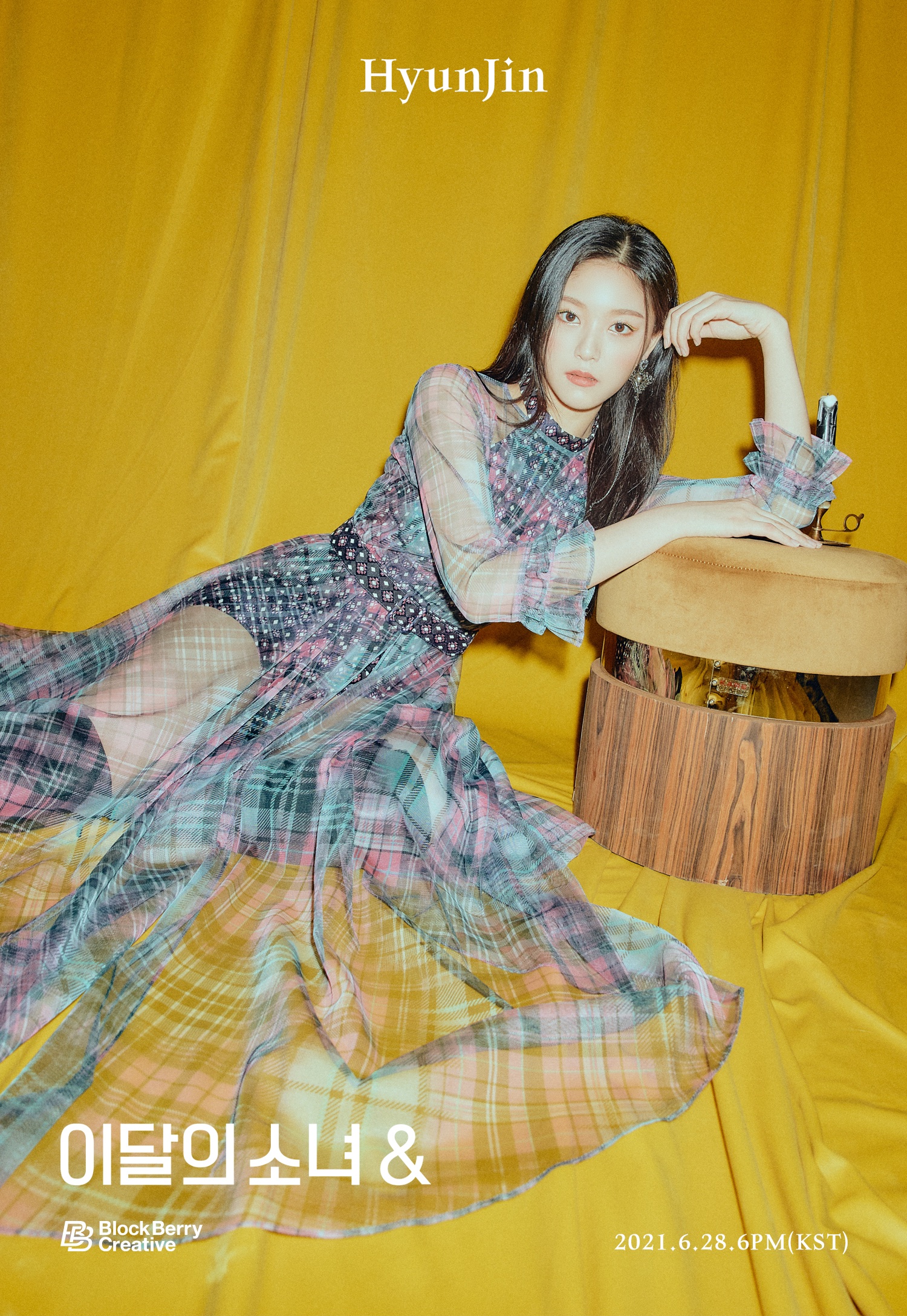 [잡담] 현진이 넘 이뿌다 ㅠㅠㅠ 피부봐... 퀸덤에서 머리묶은것도 이쁘네 | 인스티즈