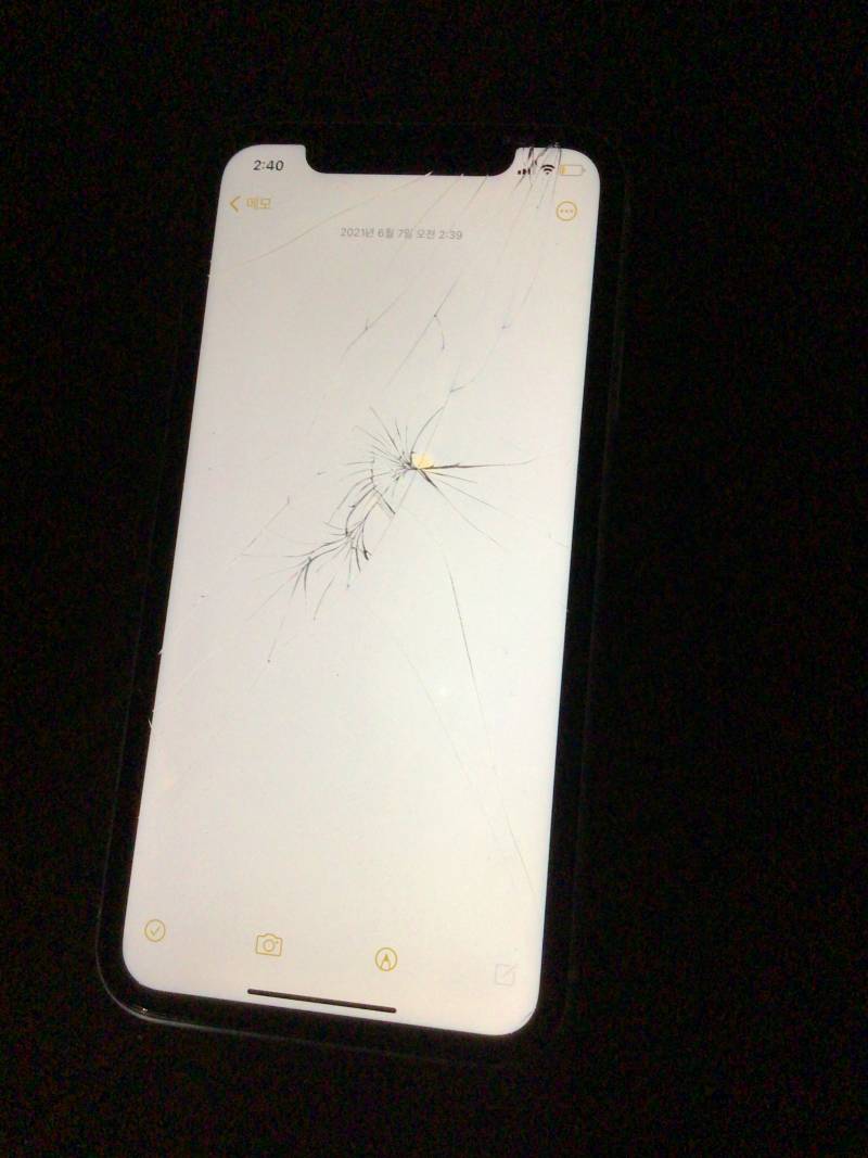 익들은 휴대폰 화면이랑 아이패드 모서리랑 싸우면 어케되는지 알아? | 인스티즈