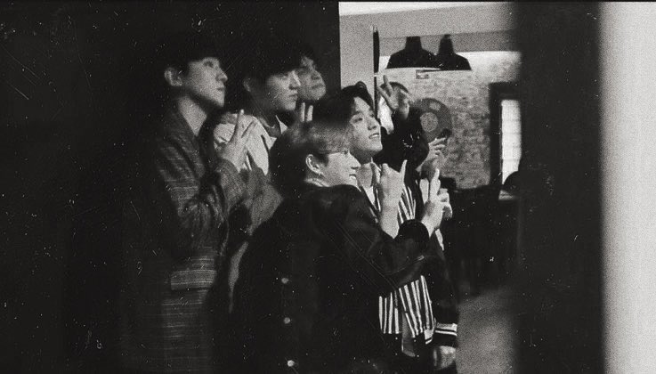 [잡담] 데이식스만 보면 눈물을 흘리는 여성.... | 인스티즈