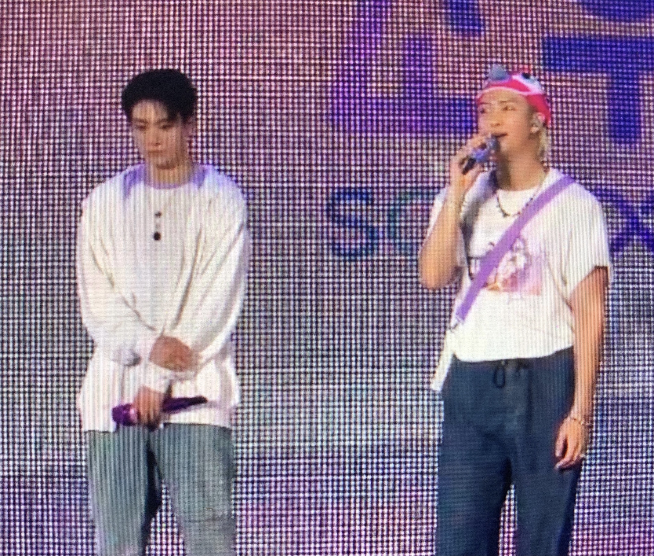 [OnAir] 영어로 소감 말하는 형 옆에서 영혼 털리고 있는 막내 | 인스티즈