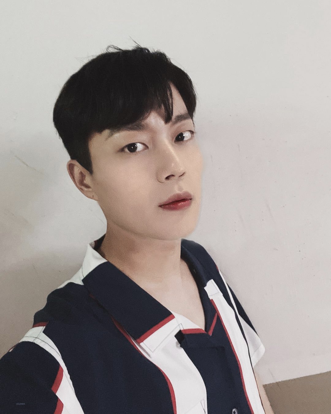 [잡담] 보다보면 원본이 더 합성같은 윤두준 셀카 | 인스티즈