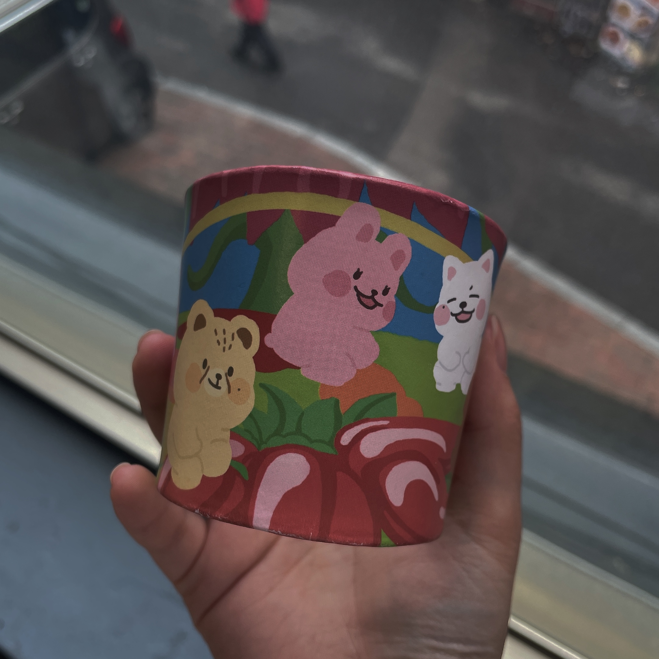 [잡담] 익들아!!! 이거 혹시 누구 컵홀더일까?? 받았는데 누군지를 모르겠어ㅠ | 인스티즈