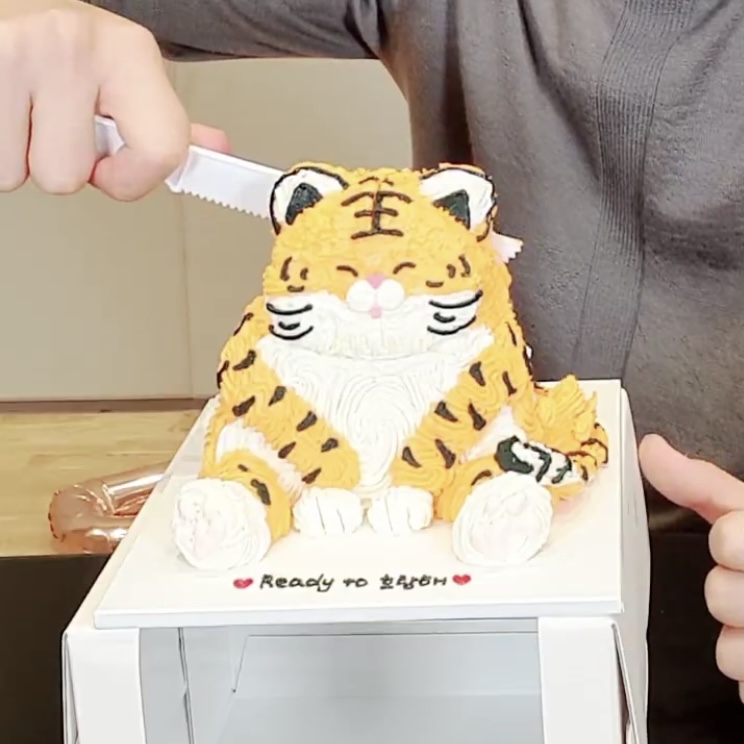 [잡담] 세븐틴 호시의 케이크 한입 두입 세입... | 인스티즈