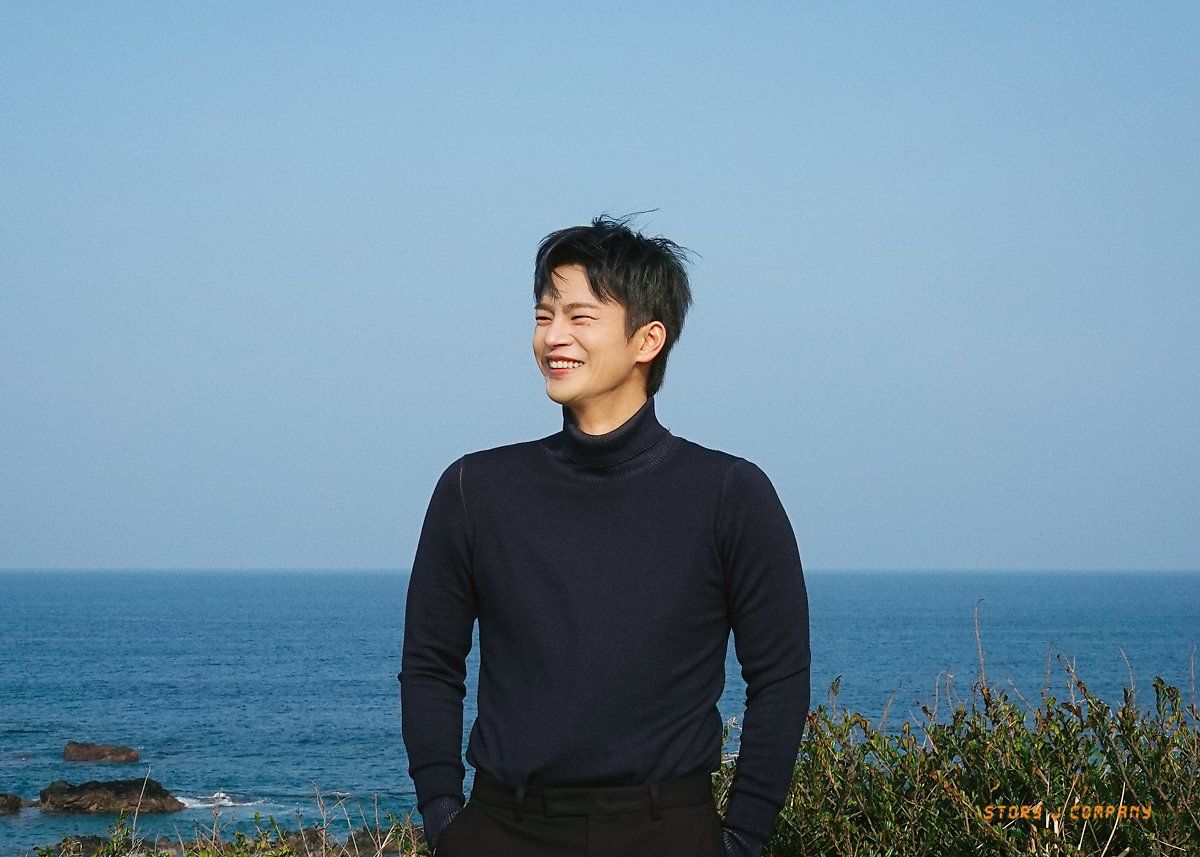 [잡담] 서인국 소속사에서 사진 올려줬는데.. 혹시 멸망 촬영이 아니고 한사랑산악회 촬영 아니야..? | 인스티즈