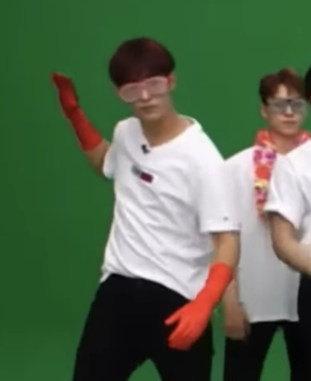 [잡담] 빨간 고무장갑이 잘 어울리는 남자 아이돌 1위 세븐틴 도겸 | 인스티즈