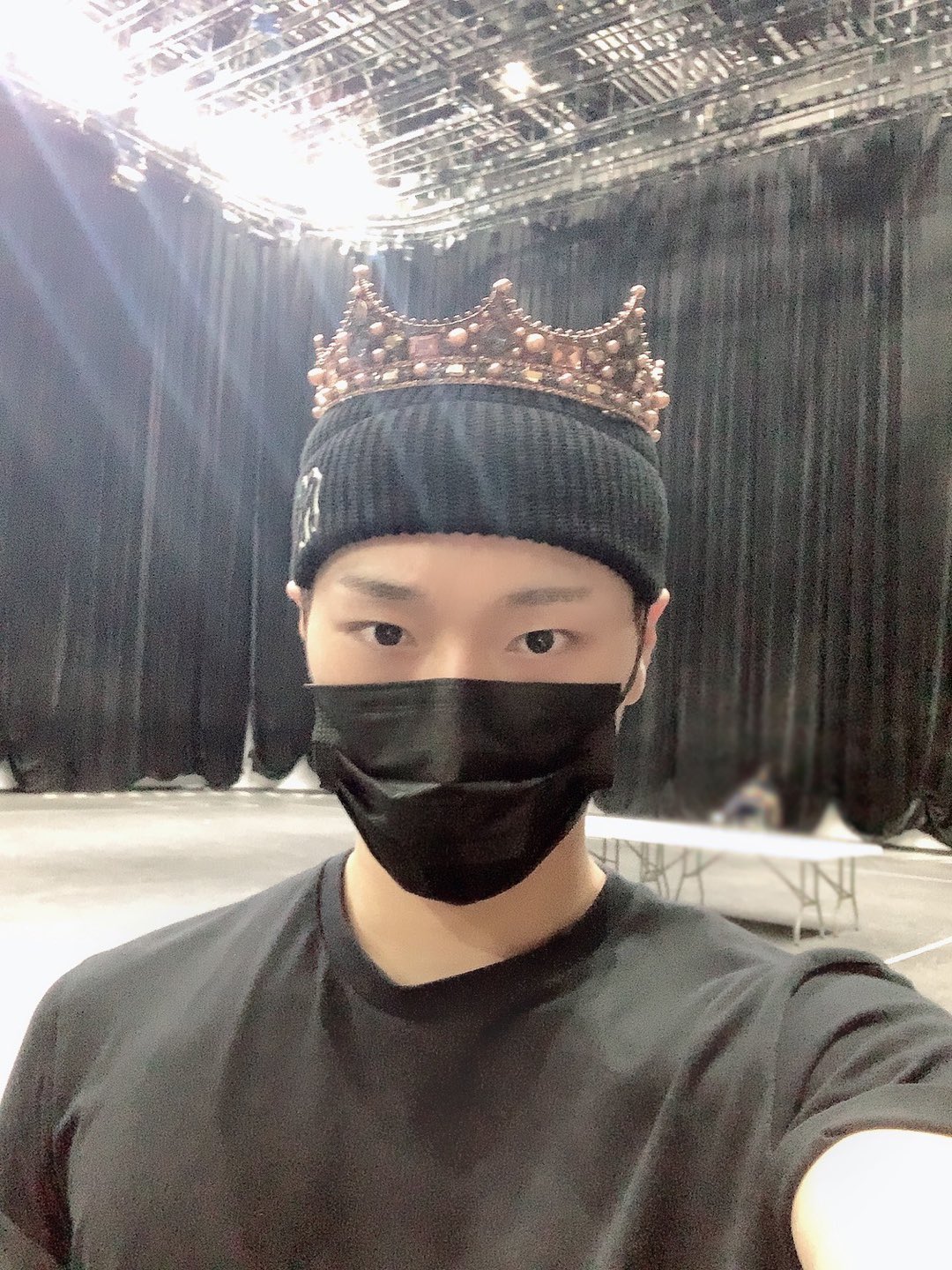 [잡담] 종호가 던진 왕관 쓰고 있는 사니 성화 | 인스티즈