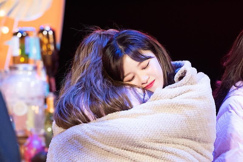 [잡담] 정연이가 안겨있는 사람 누구같아? | 인스티즈