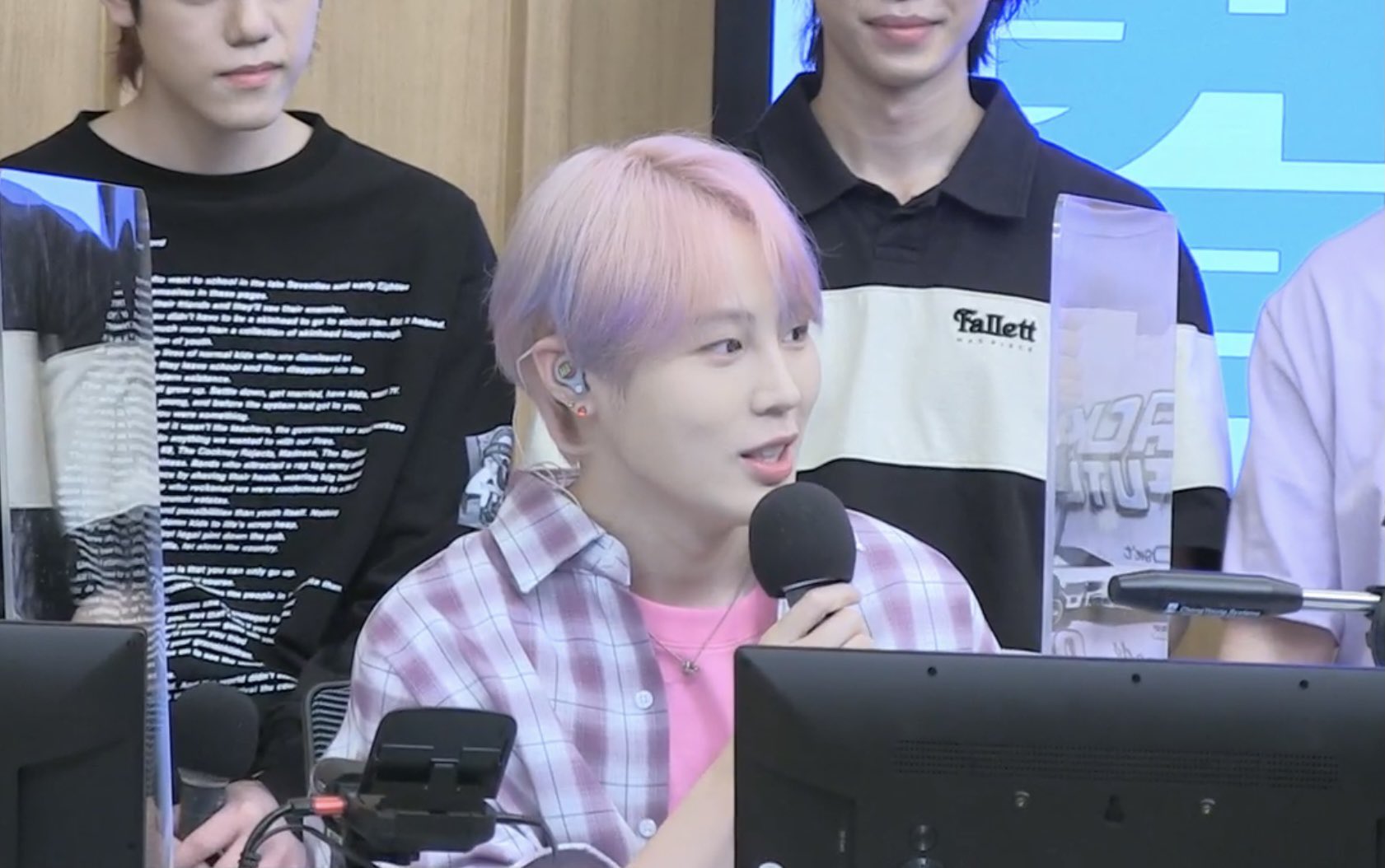 [잡담] 라디오 보는데 하성운 진짜 개개개하얗고 핑크색이야 | 인스티즈