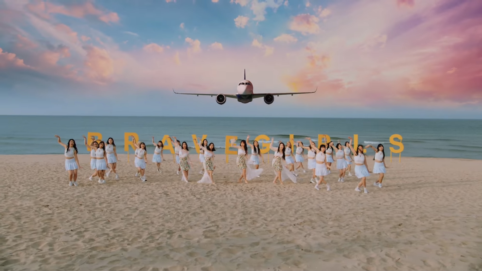 [잡담] 쁘걸 뮤비 다 좋은데 댄서들이랑 옷이 넘 비슷해서 | 인스티즈