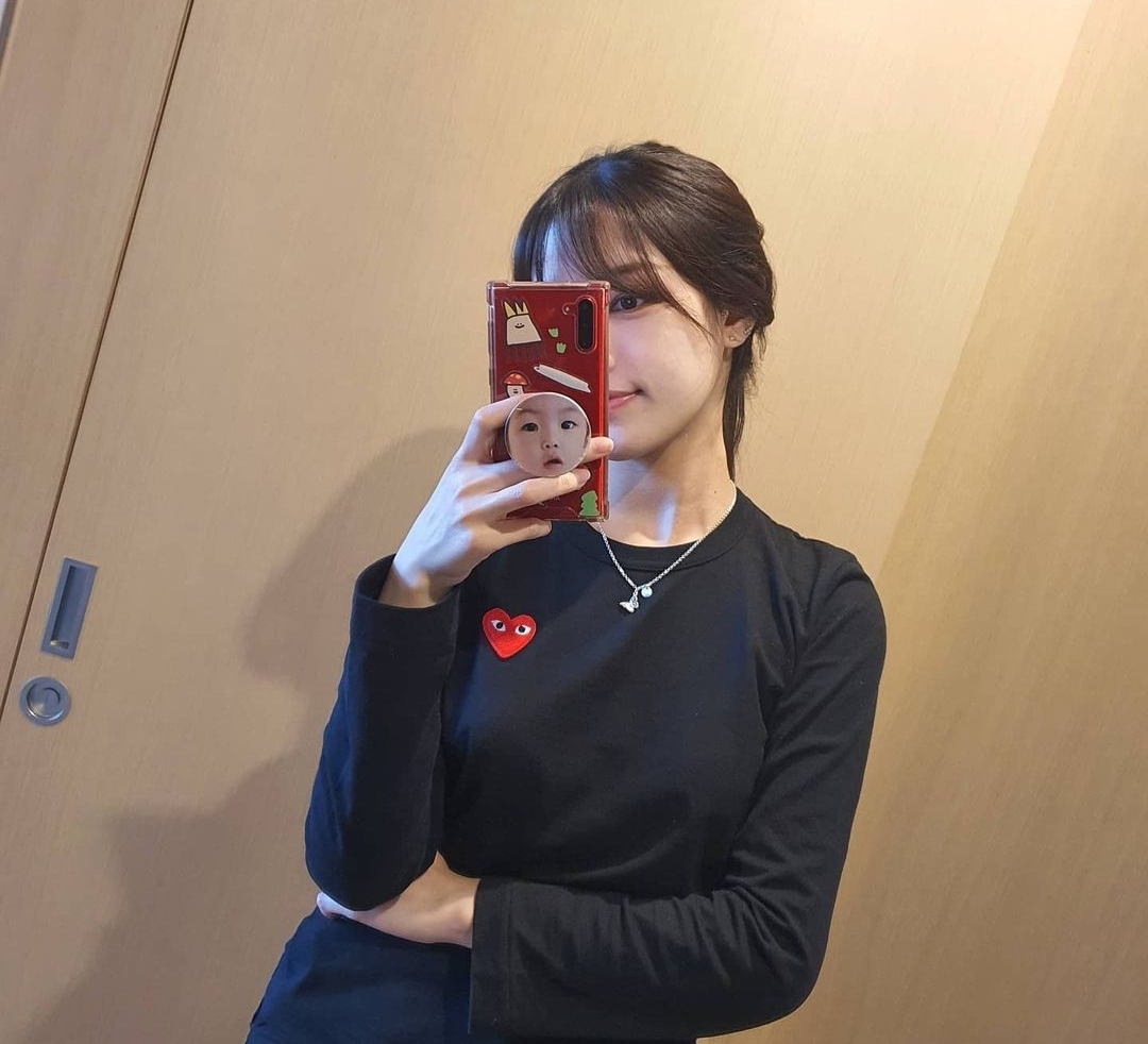 [잡담] 흐엉 씨엘씨 유진이 서바 때문에 없어서 승희가 케이스에 유진이 사진넣고 다녀 ㅠㅠㅠㅠ | 인스티즈