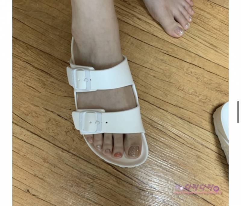 익들 나 샌들 무슨 색 살까~!~?! | 인스티즈