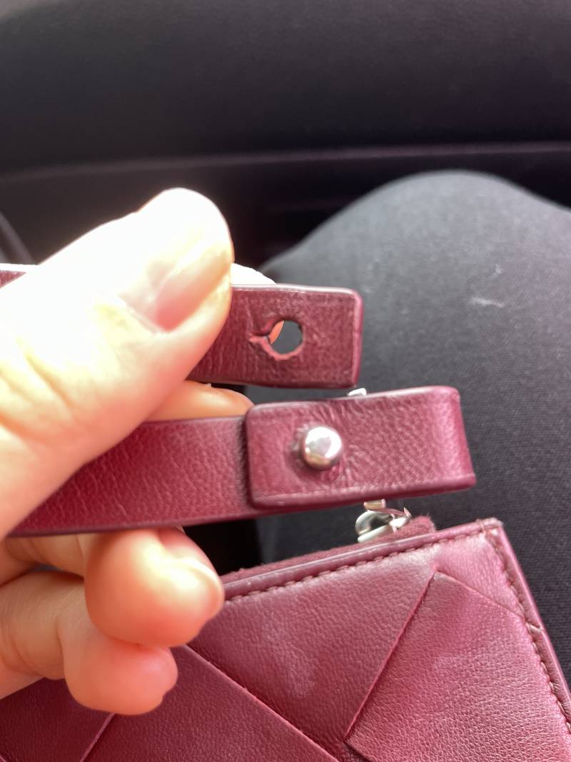 명품가방산지 한달됐는데 가죽끈이 아예떨어져서 다시갓더니 원래 이런가방이니 조심히 들고다니래 | 인스티즈