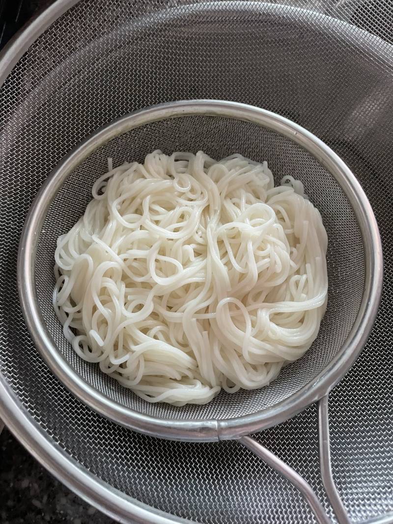 아 헐 나 국수 양 적어서 더 끓이는데 싱크대에 국수 있어 | 인스티즈