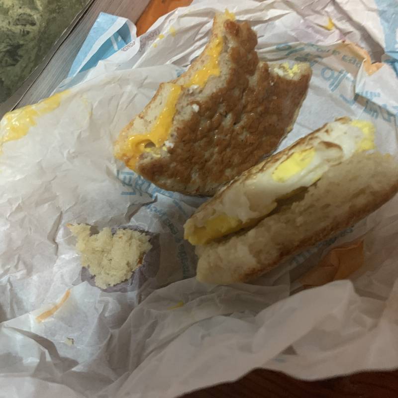 맥모닝 먹고 있는데 빵찌꺼기 들어있어 | 인스티즈