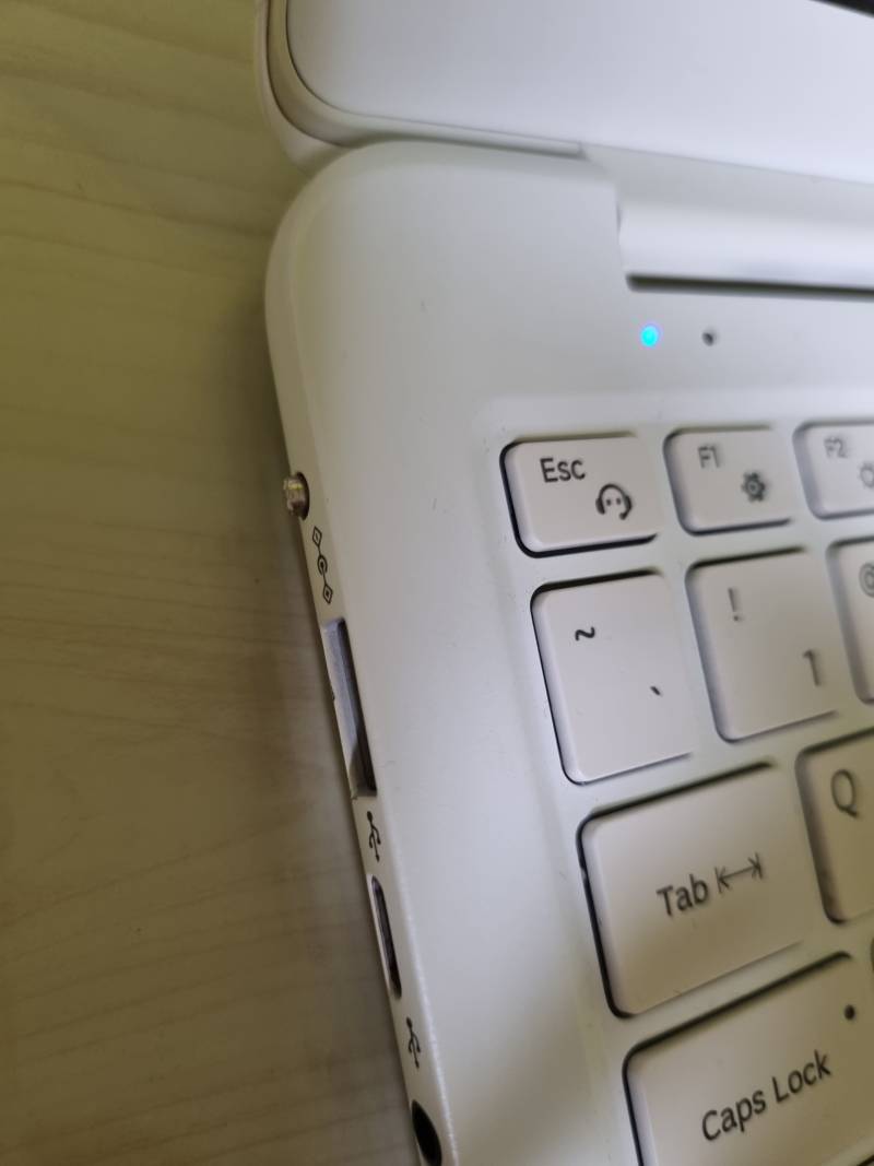 어떡해 충전선이 뿌러져서 놑북 구멍안으로 들어감 | 인스티즈