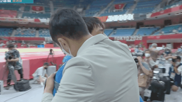 안창림 선수 웃다가 안기는 거 ㅠㅠㅠㅠ gif | 인스티즈