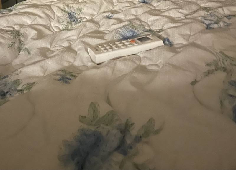 배구보면서 엘자다리하는데 에어컨 안켜서 리모콘 찾는데 | 인스티즈