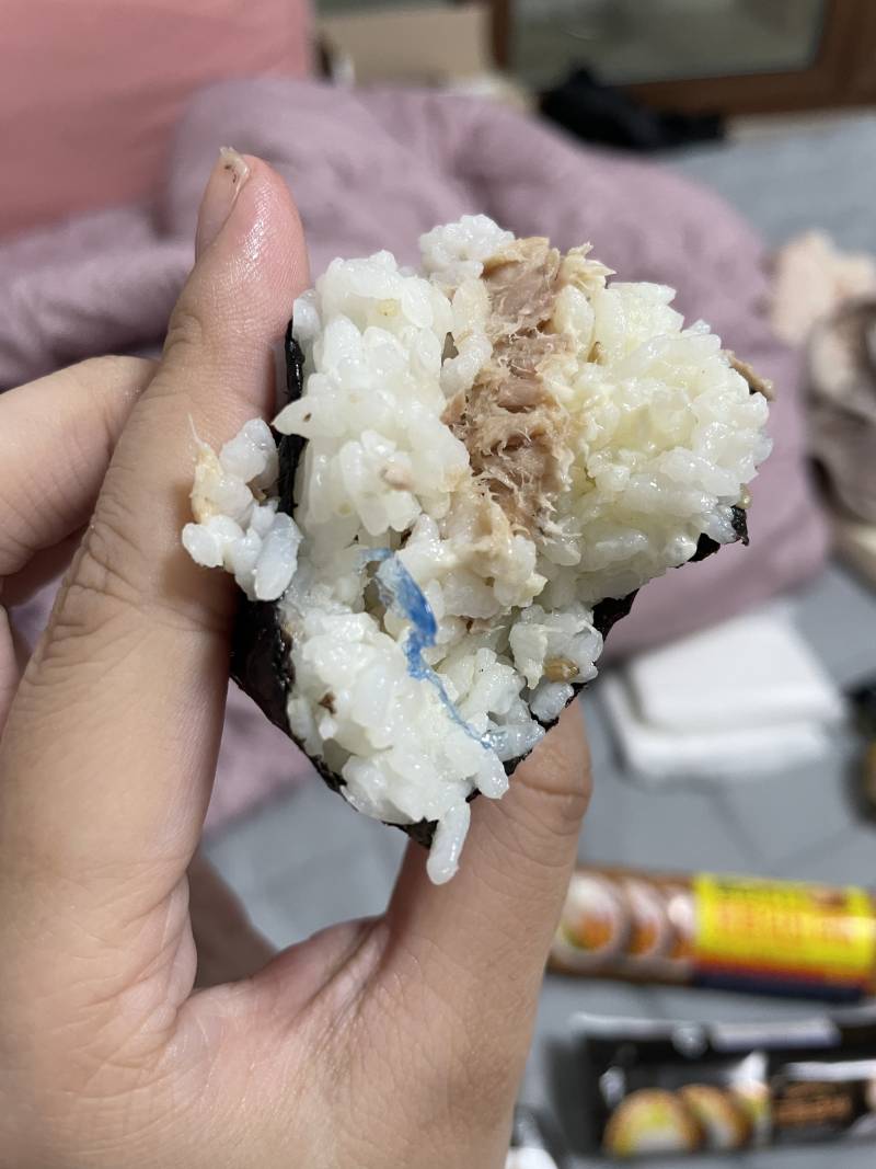 아니 나 삼김 ㅅㅏ서 먹고 있는데 이거 뭐야,,,? | 인스티즈