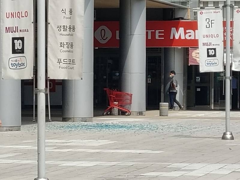 서울역 유리가 갑자기 깨져서 시민들 불안 | 인스티즈