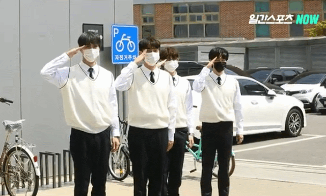 [잡담] 인사는 우당탕탕이지만 경례는 칼각인 하이라이트 | 인스티즈