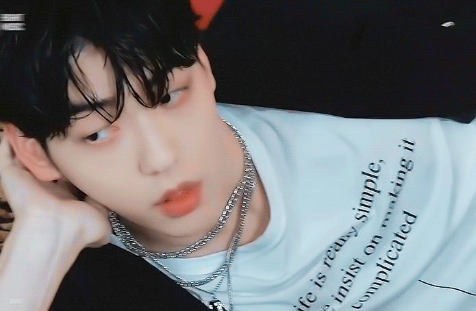 [잡담] 투바투 수빈 진짜 남자답(어휘력의부족으로적절하게대체할단어를찾지못했습니다죄송합니다)게 잘생김... 특히 요즘..... | 인스티즈