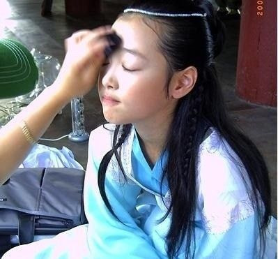 [잡담] 지극히 내 기준 연예인 중에 어릴 적 사진 예쁘기로 원탑인 것 같은 여돌,,, | 인스티즈