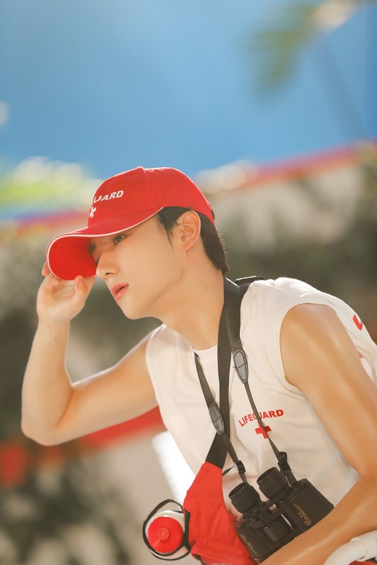 [잡담] 더보이즈 현재 뮤비의상이랑 무대의상 다른거 왜 웃기지 | 인스티즈