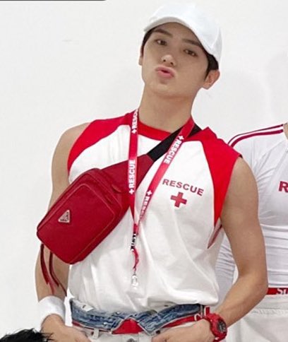 [잡담] 이재현 볼캡 이렇게 쓰는거 너무 잘어울림.. | 인스티즈