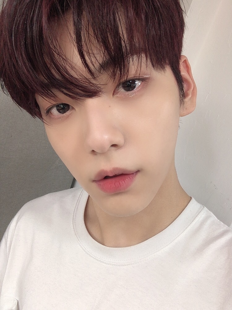 [잡담] 헐 투바투 메이크업팀 진짜… 수빈이한테 실버 아이라인 그려줌 | 인스티즈