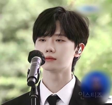 [잡담] 오늘자 홍범도 장군 안장식 추모 공연에서 흑발 레전드 찍은 하현상 | 인스티즈