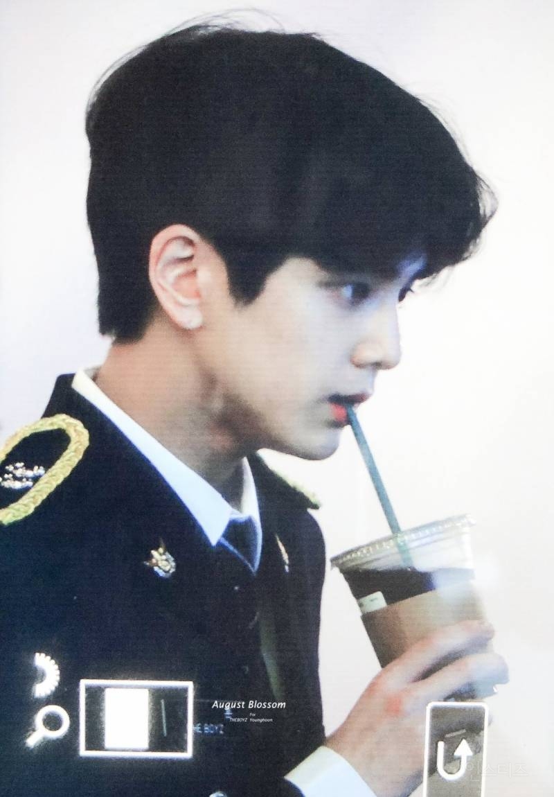 [잡담] 전에 더보이즈 영훈이 왜 스타벅스 제복남이라 떴는지 이해감 | 인스티즈