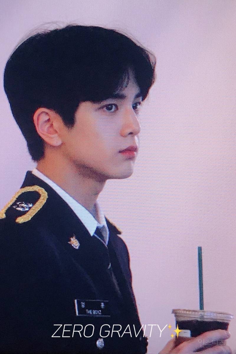 [잡담] 전에 더보이즈 영훈이 왜 스타벅스 제복남이라 떴는지 이해감 | 인스티즈