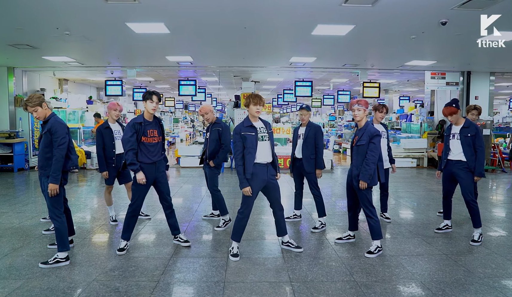 [잡담] 더보이즈 수산시장 앞에서 춘 건 뭐야....? | 인스티즈