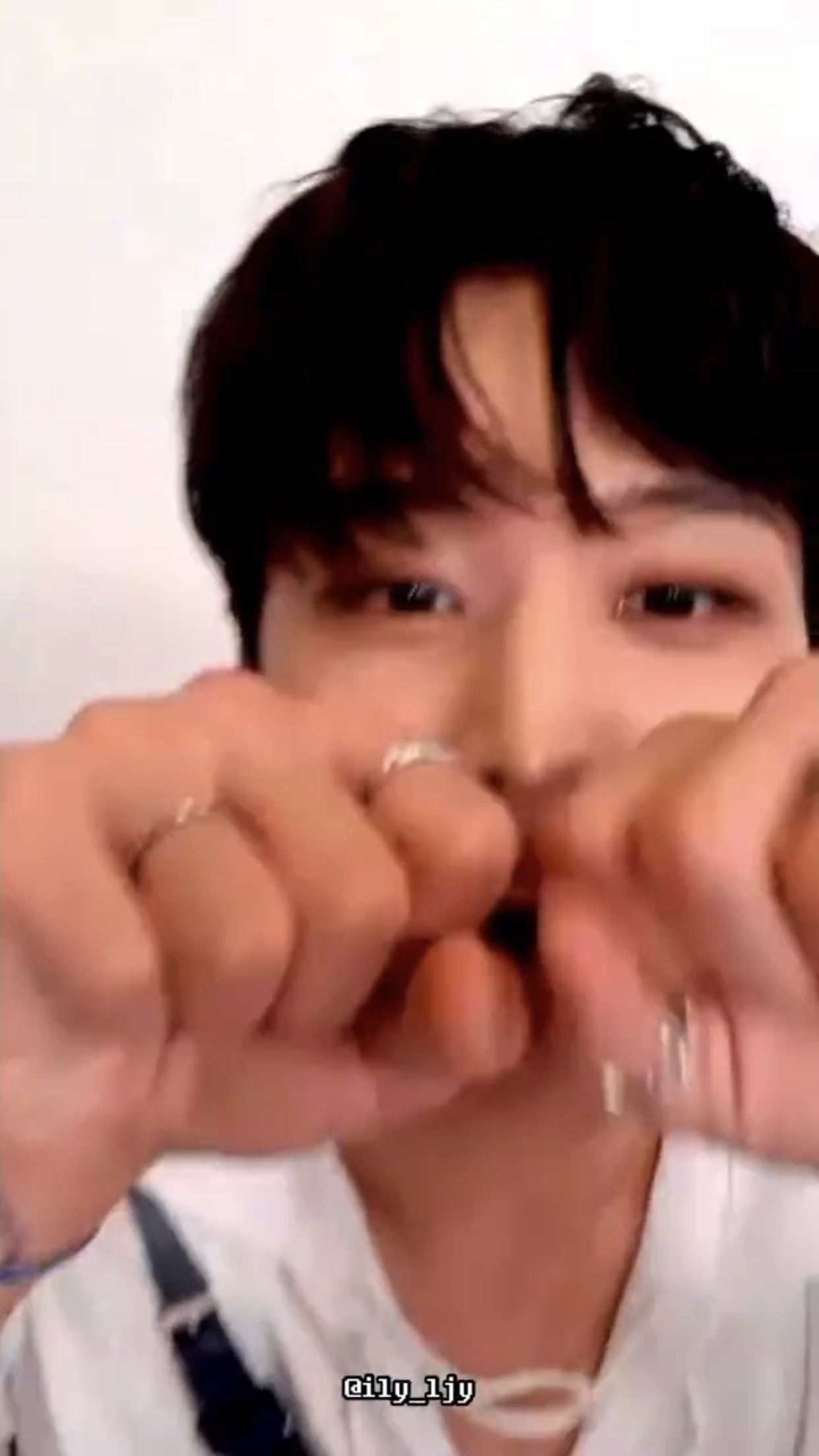 [잡담] 내돌이지만 손 진짜 크다 | 인스티즈