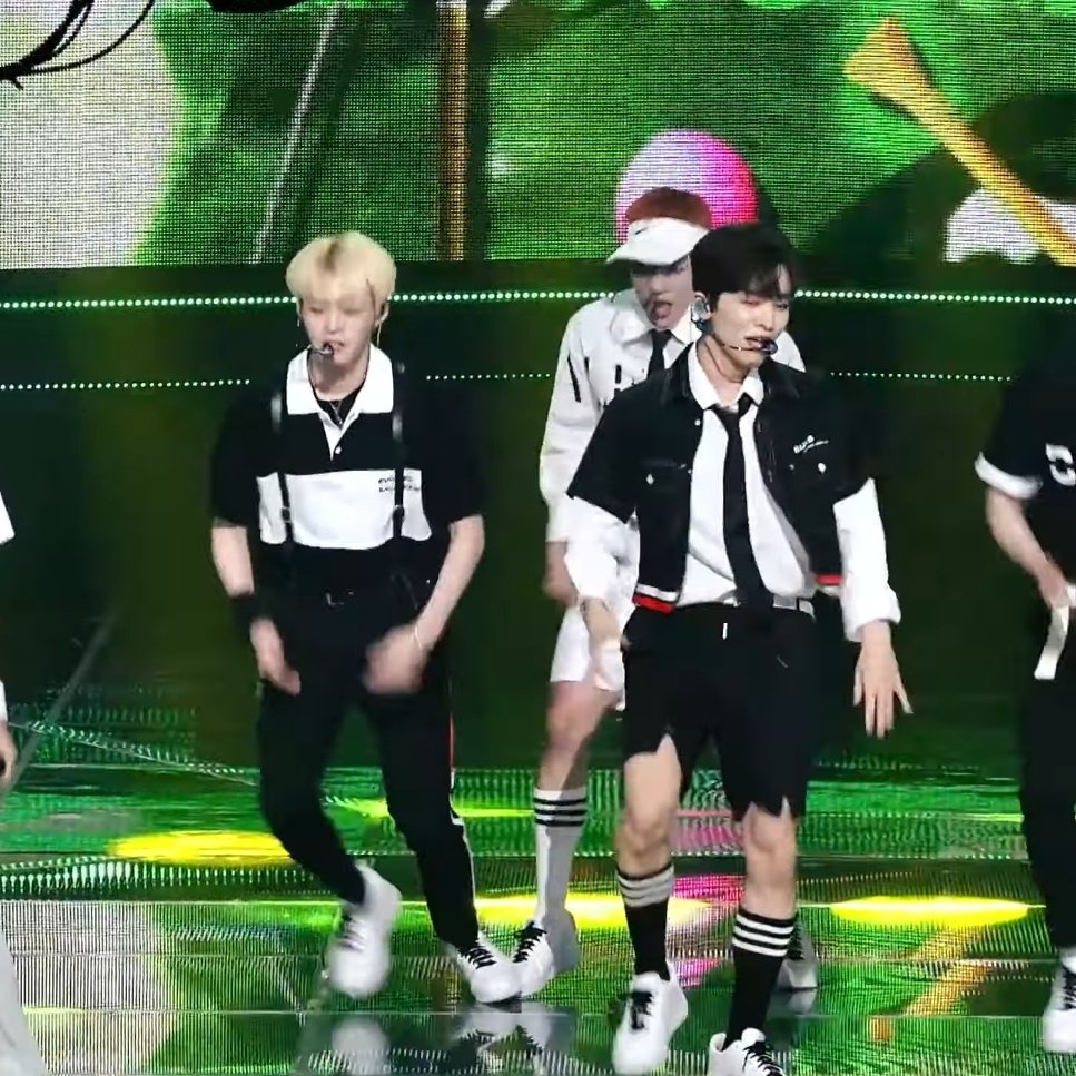 [잡담] 아 온앤오프 효진 무대하다가 이션 발 밟은거 ㅋㅋㅋㅋㅋㅋㅋㅋㅋㅋㅋ | 인스티즈