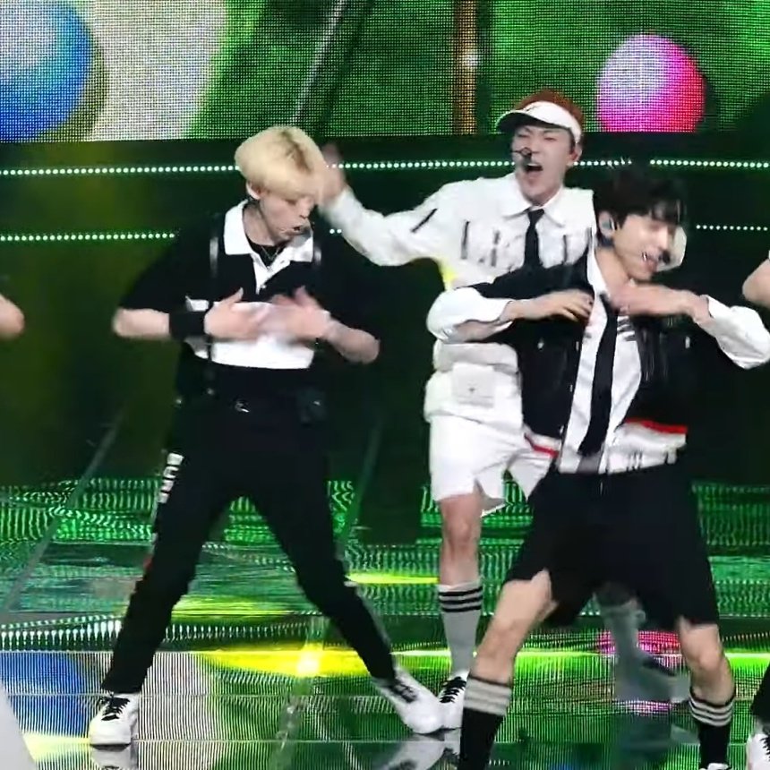 [잡담] 아 온앤오프 효진 무대하다가 이션 발 밟은거 ㅋㅋㅋㅋㅋㅋㅋㅋㅋㅋㅋ | 인스티즈