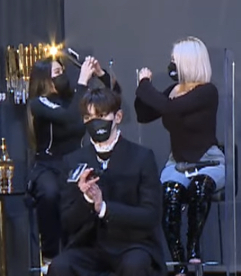 [잡담] 어제 낮에 주운 YGX 리정님이랑 라치카 가비님 서로 하트 날리는짤 | 인스티즈