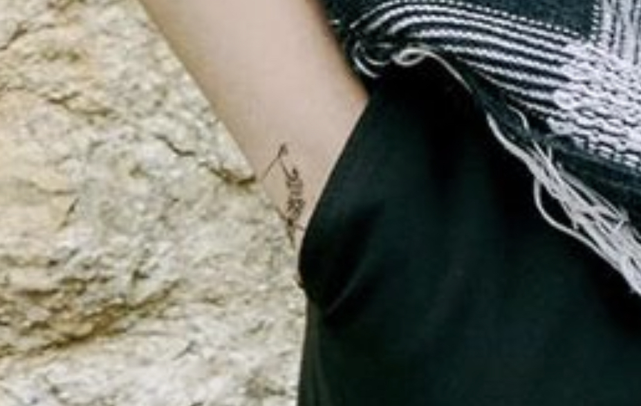 [잡담] 빅히트 진짜 변태같아 타투를 보일락 말락하게 해놓다니... | 인스티즈