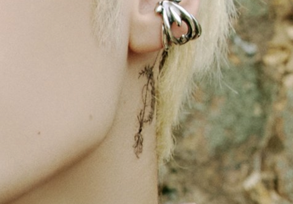 [잡담] 빅히트 진짜 변태같아 타투를 보일락 말락하게 해놓다니... | 인스티즈