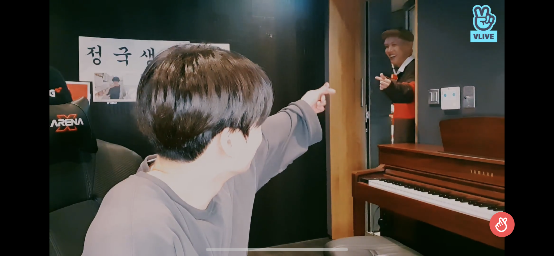 [잡담] 정국 브이앱 이제 보는데 제이홉이랑 서로 하트하는거 너무 귀엽다 | 인스티즈