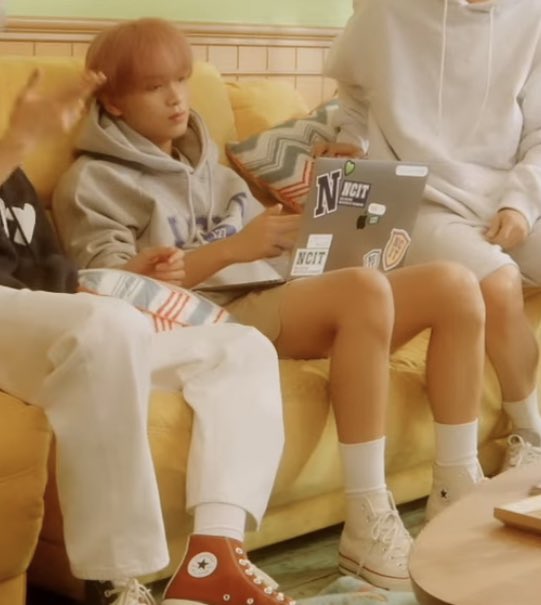 [잡담] 몰랐는데 해찬 다리 길구나 특히 종아리가 길쭉하내 | 인스티즈