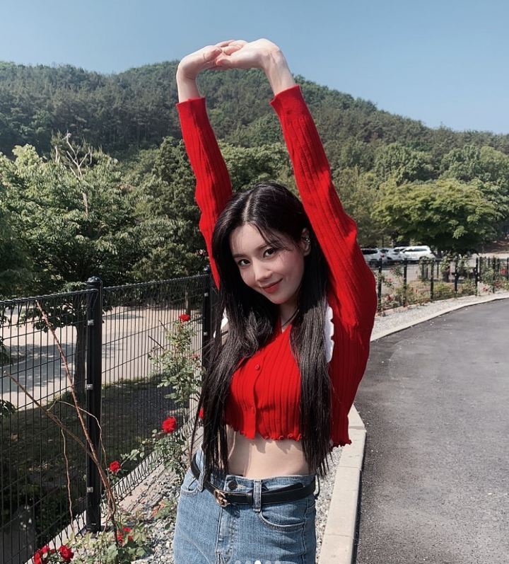 [잡담] 권은비 아무리봐도 빨강색 넘 잘어울려 | 인스티즈