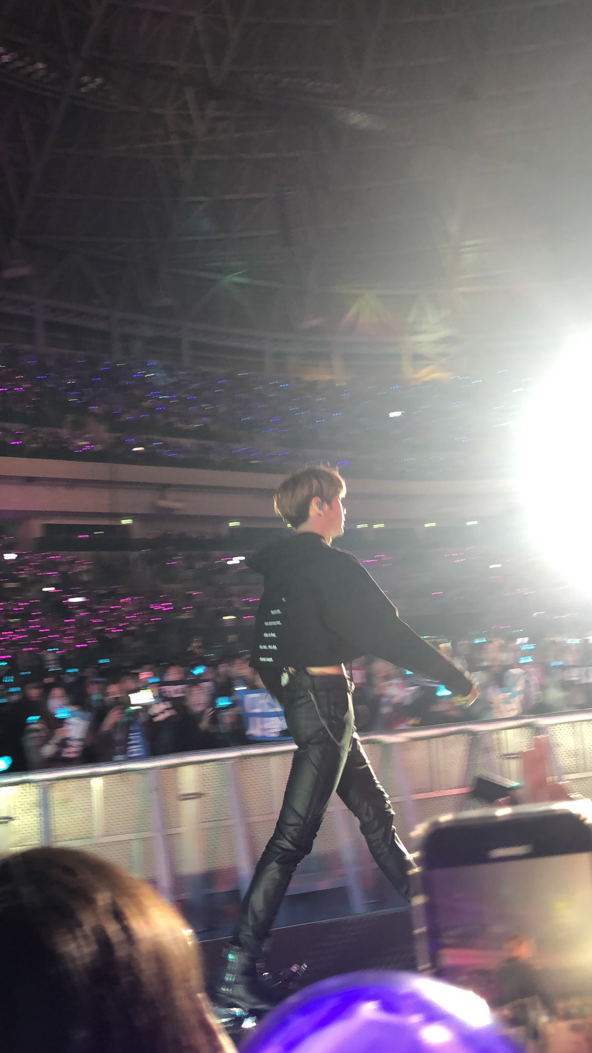 [잡담] 간만에 보는데 강다니엘 크롭티.. 개미친거 아니고서야..... | 인스티즈