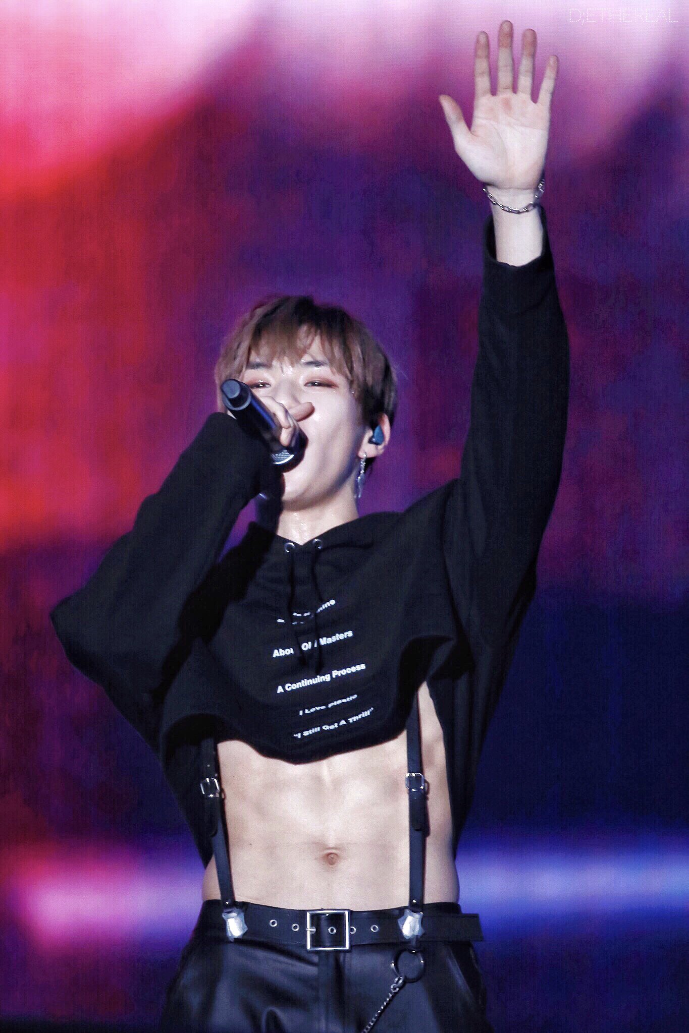 [잡담] 간만에 보는데 강다니엘 크롭티.. 개미친거 아니고서야..... | 인스티즈