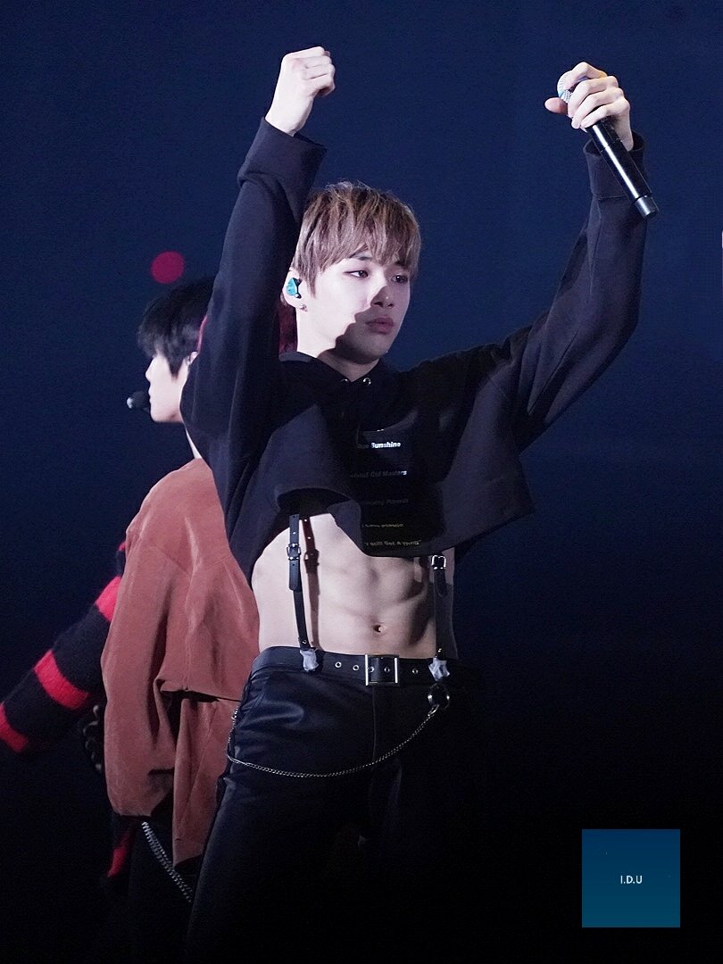 [잡담] 간만에 보는데 강다니엘 크롭티.. 개미친거 아니고서야..... | 인스티즈