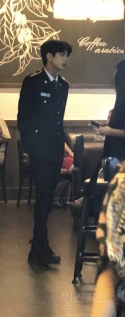 [잡담] 전에 더보이즈 영훈이 왜 스타벅스 제복남이라 떴는지 이해감 | 인스티즈