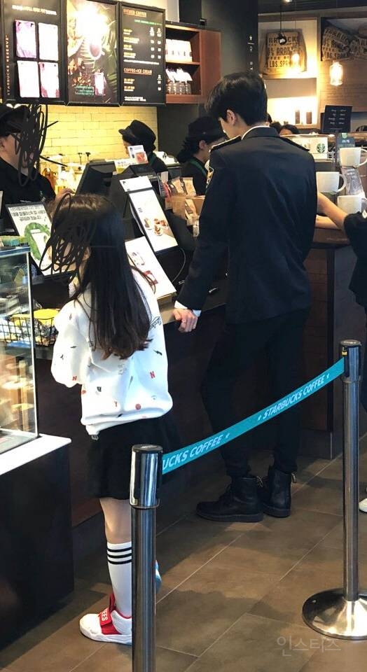 [잡담] 전에 더보이즈 영훈이 왜 스타벅스 제복남이라 떴는지 이해감 | 인스티즈