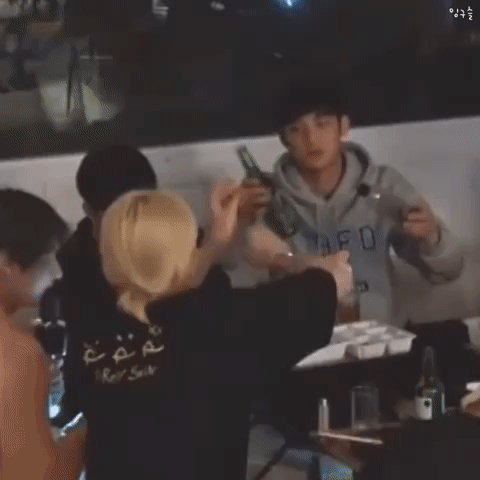[잡담] 셉 민규가 물병으로 맥주따는 짤인데 짤이 진짜 안 멈춘다 | 인스티즈